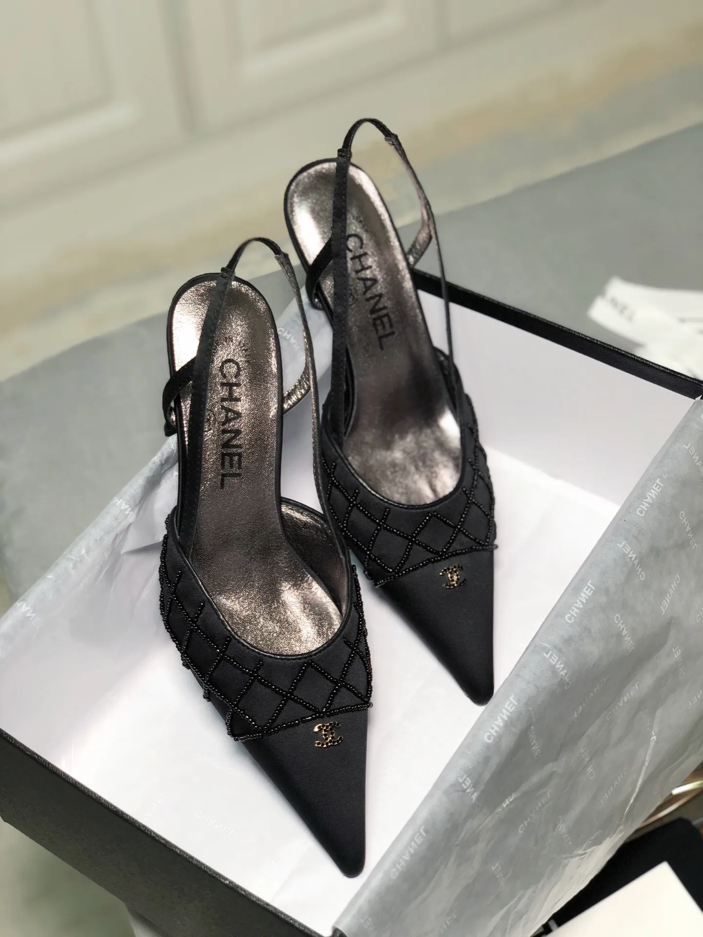 👟👟Ex-factory price 480👟👟 Women's Shoes Women's Clothing Women's Shoes Women's Clothing Chanel Xiaoxiang Vintave Second-hand Style Diamond-Embellished Pointed Toe Back Lace-up High Heels Single Shoes〰 Size: 34-40 (34,40 can be customized, non-refundable) Xiaoxiang Pearl Shoes, a must-have classic mid-heeled sandal for the goddess~~ Three colors available: apricot, black and white The upper is all silk➕The upper is decorated with hand-made beads, sheepskin lining for the feet, dyed genuine leather outsole ★Heel height: 6.5CM Size: 34-40